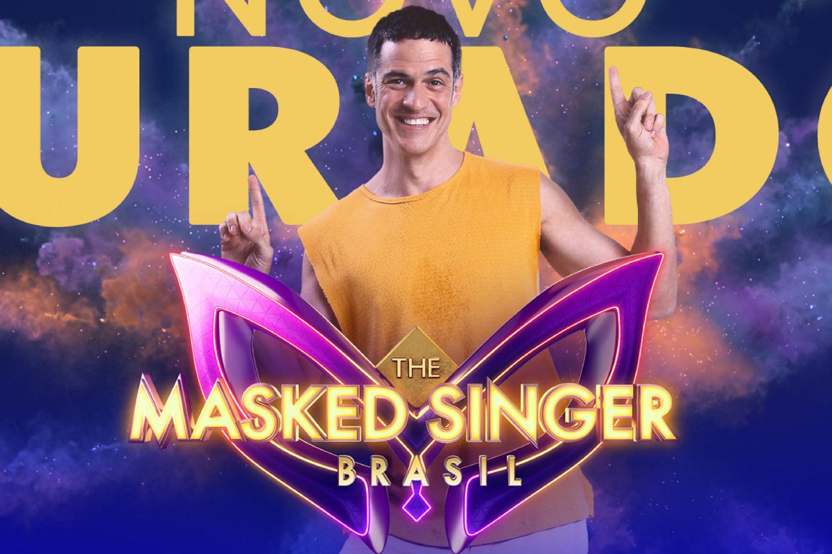 mateus solano com logo do the masked singer brasil