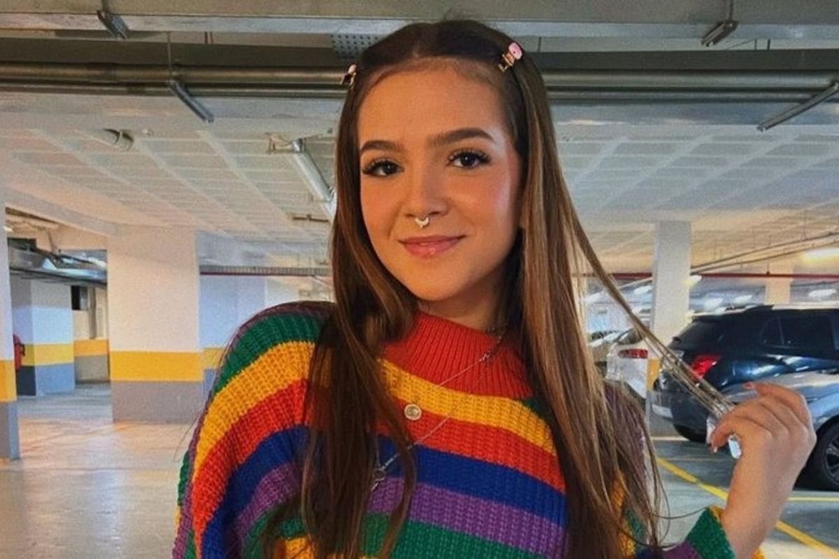 mel maia olhando para a câmera