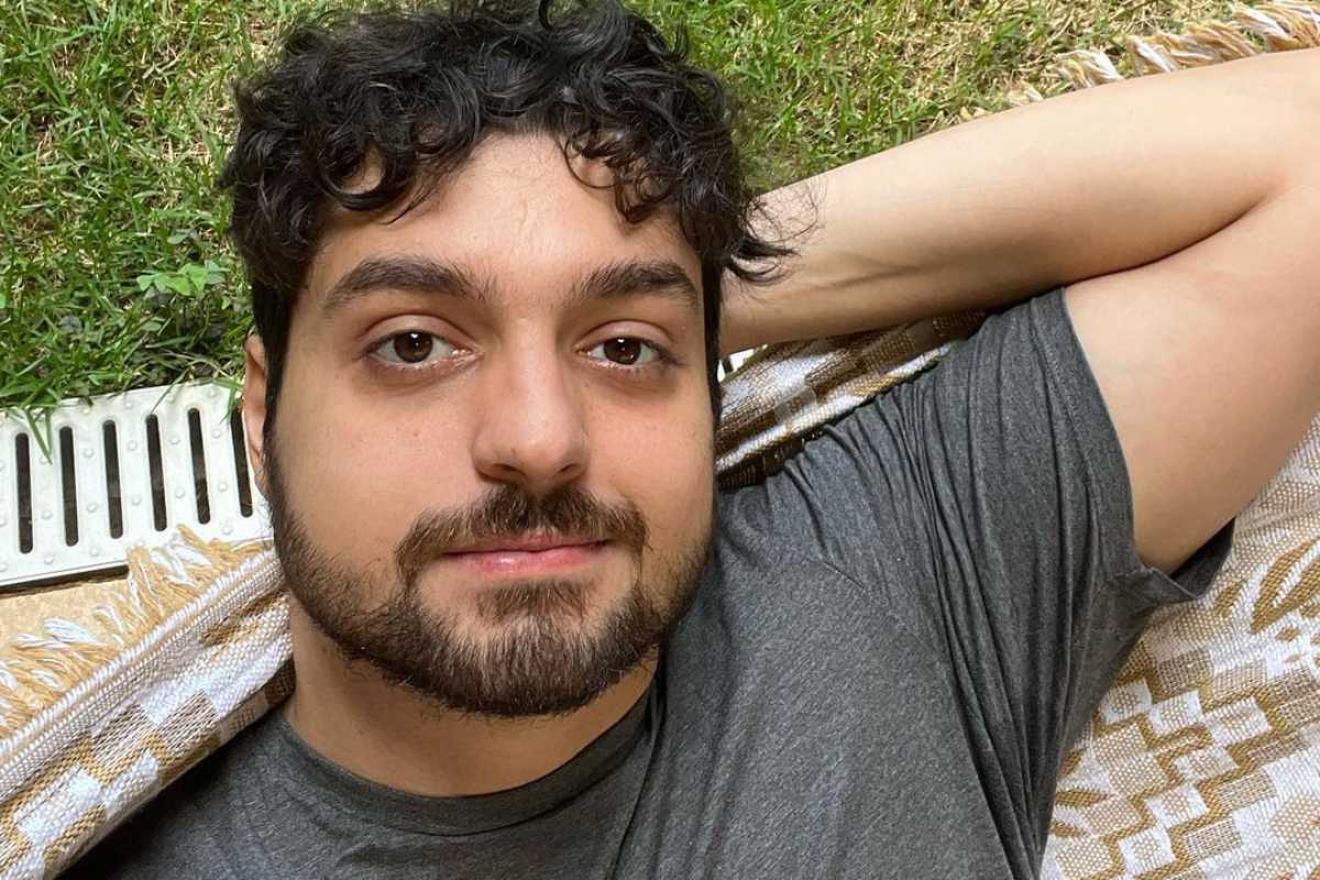 monark posando séria com mão atrás da cabeça