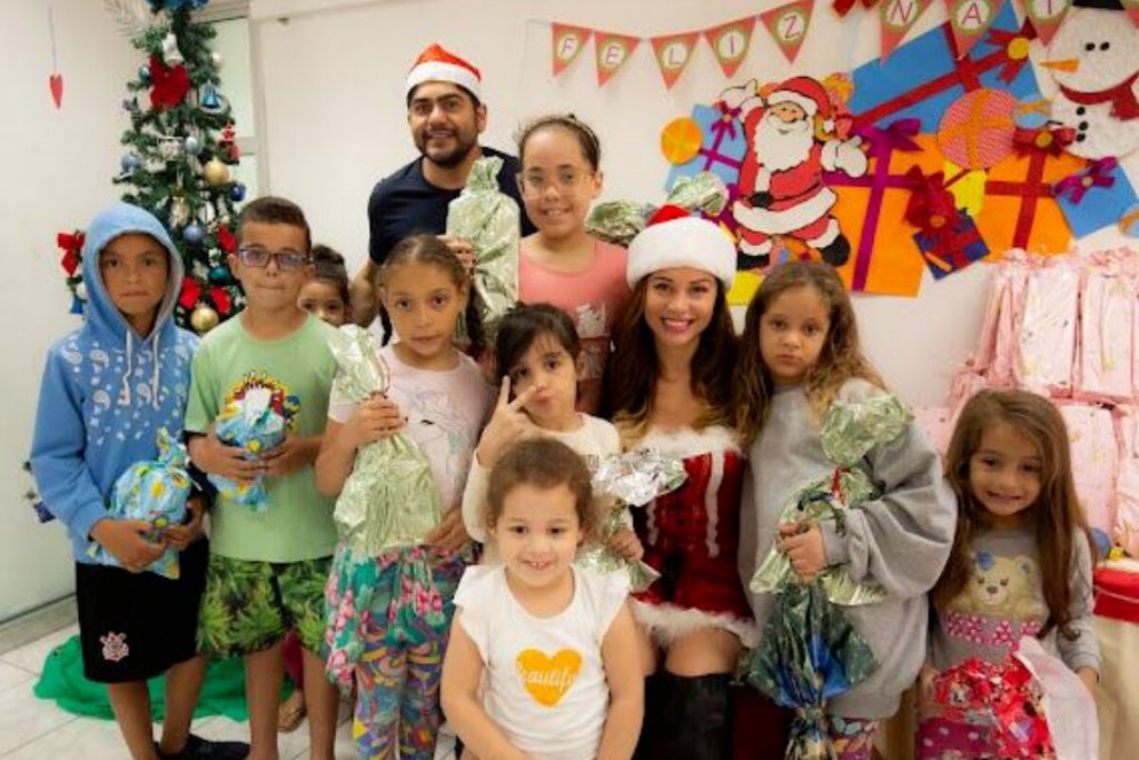 Maria Melilo e Luiz França com as crianças