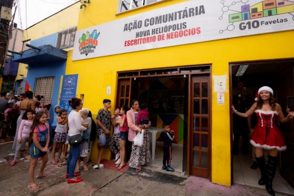 Fila para entrada na festa de Natal na comunidade de Heliópolis