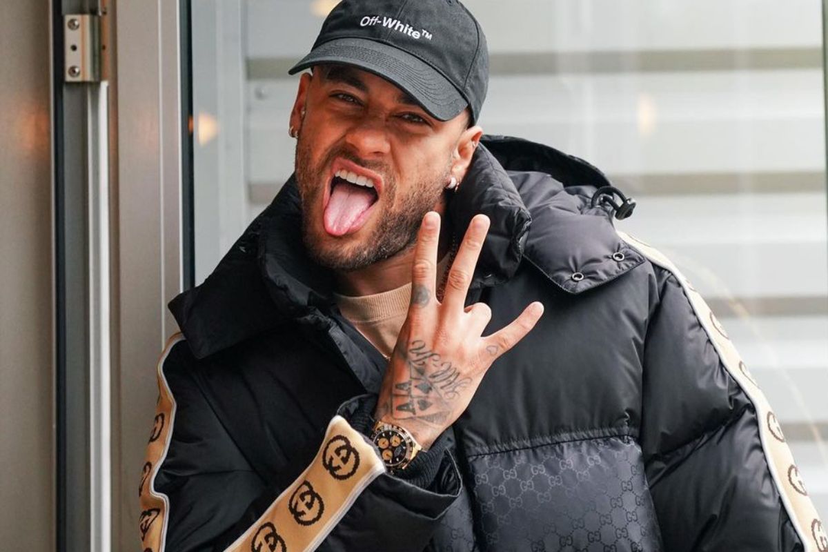 neymar posando com língua de fora e com casaco de couro