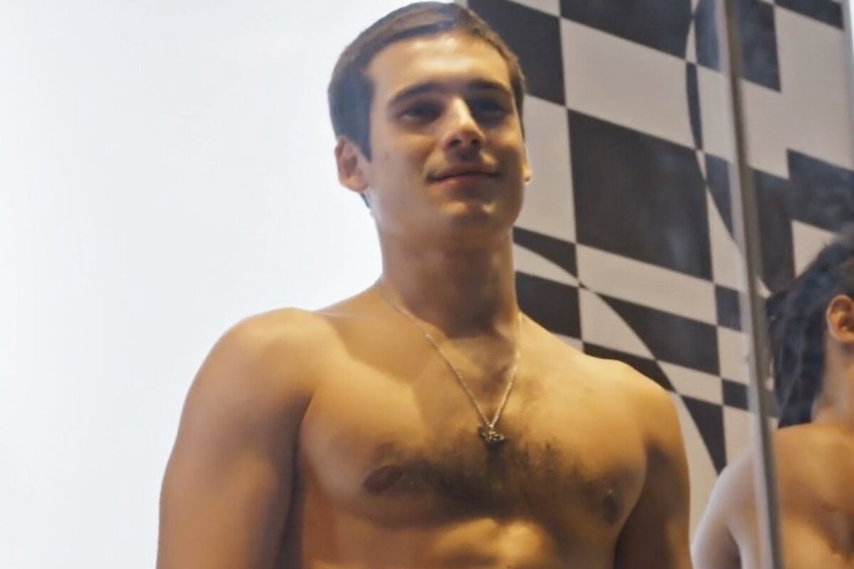 Nicolas Prattes sem camisa, sorrindo