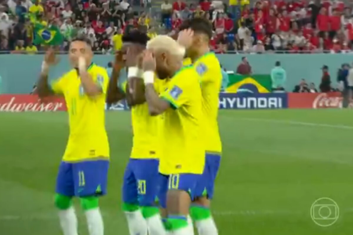 Jogadores dançando o Pagodão do Birimbola