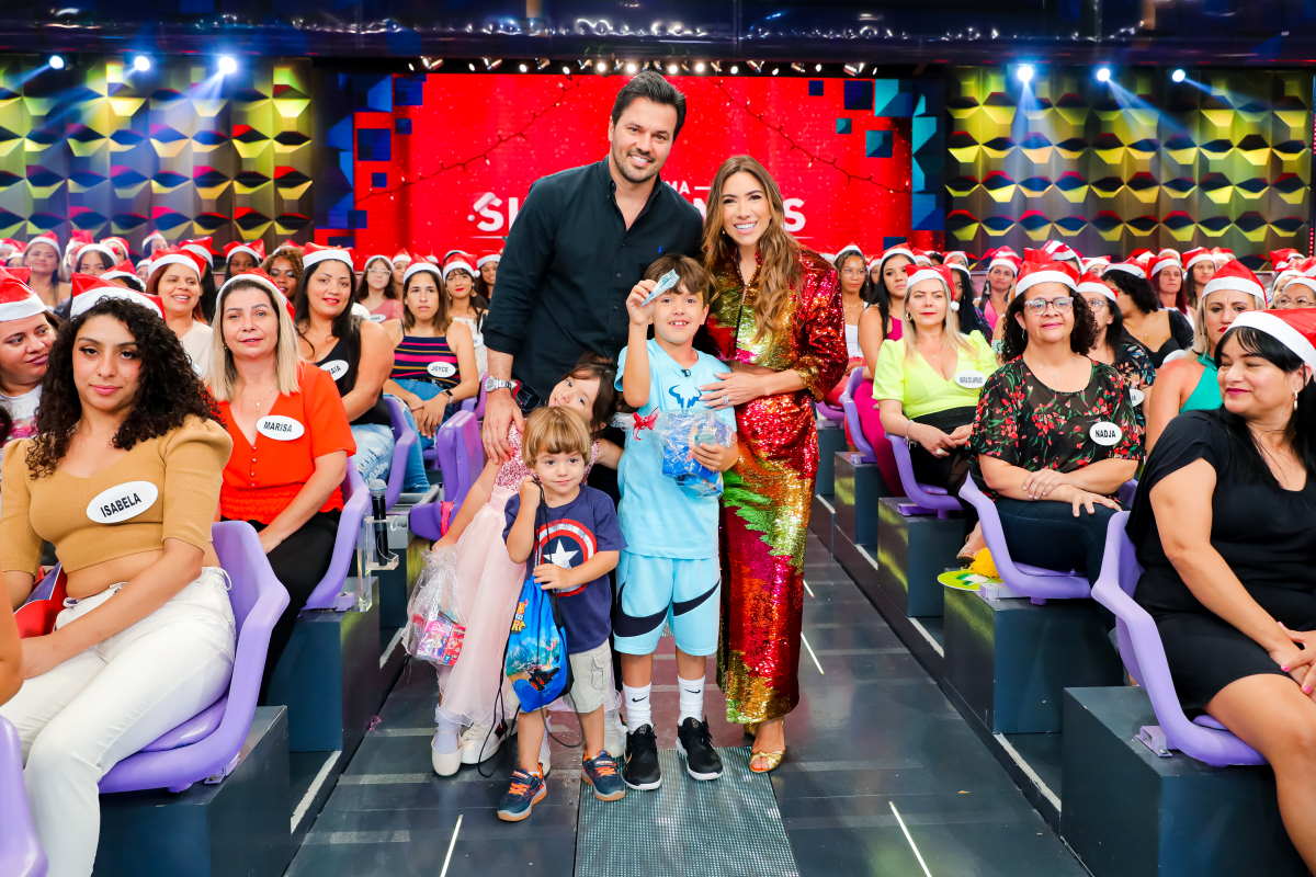 Patricia Abravanel no palco do Programa Silvio Santos com a familia