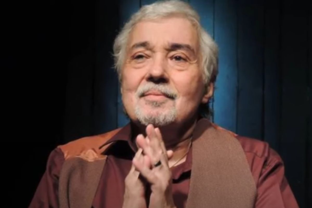 Pedro Paulo Rangel no palco, com as mãos juntas, agradecendo público