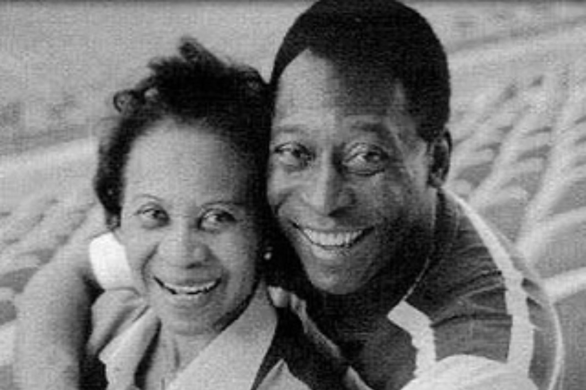 pelé abraçado com a mãe, celeste arantes, em foto preta e branca