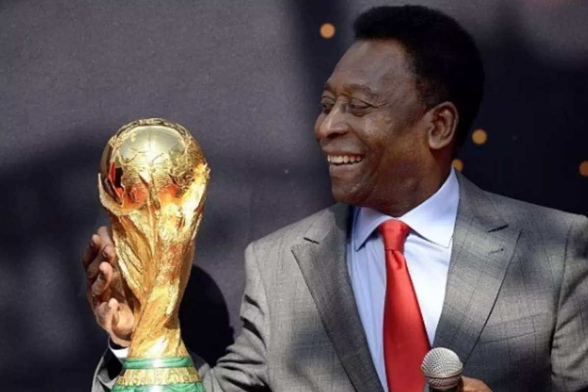 Pelé com a Copa do Mundo