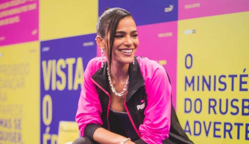 Bruna Marquezine pede feriado nacional na estreia de Besouro Azul