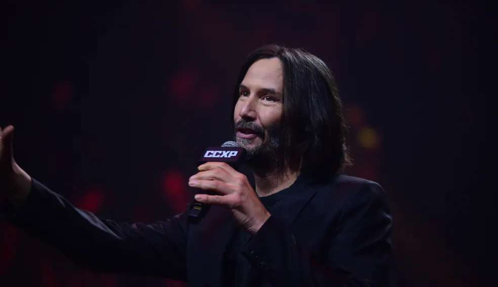 Keanu Reeves é ovacionado e se ajoelha para a plateia no palco da CCXP