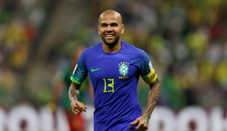 Daniel Alves responde críticas a seleção 'Um monte de gente que acha que sabe de futebol'