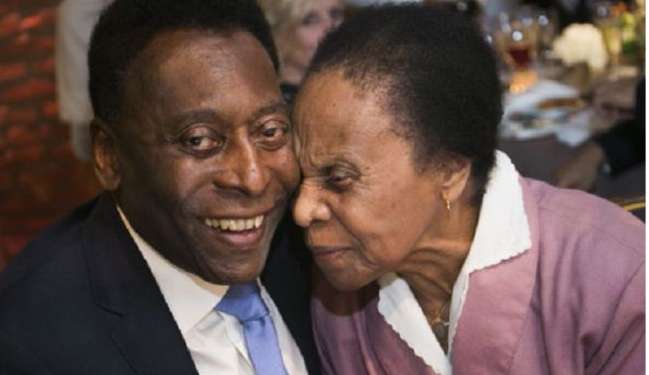 Mãe de Pelé ainda não soube sobre sua morte; Decisão da família foi em prol de sua saúde