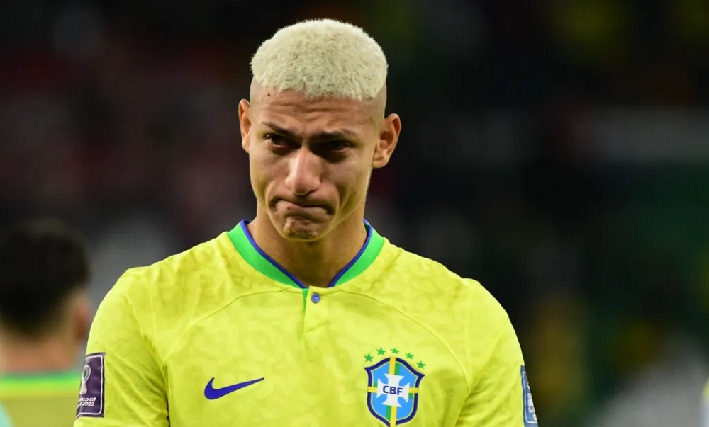 Richarlison chora com derrota do Brasil e desabafa: “Tá doendo demais”; veja vídeo