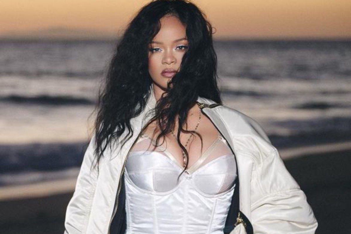 rihanna posando estilosa com look prata na praia