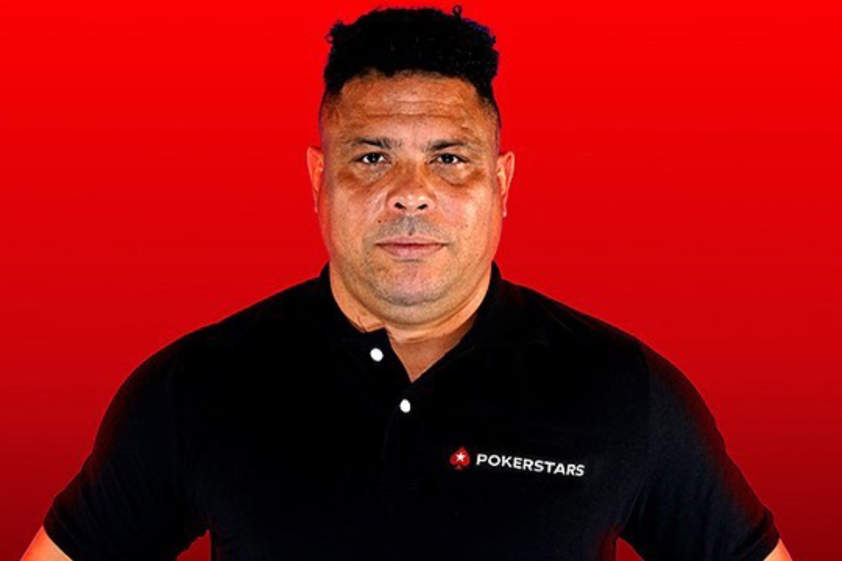 ronaldo fenomeno posando sério em fundo vermelho