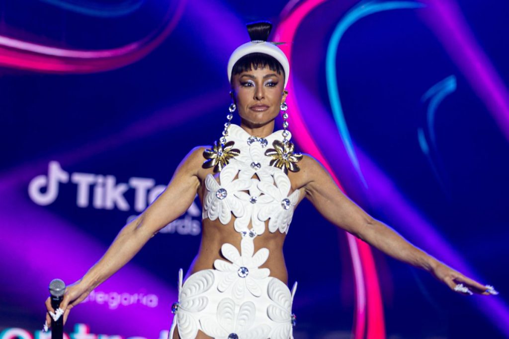 Sabrina Sato com look Branco cheio de recortes em forma de flor
