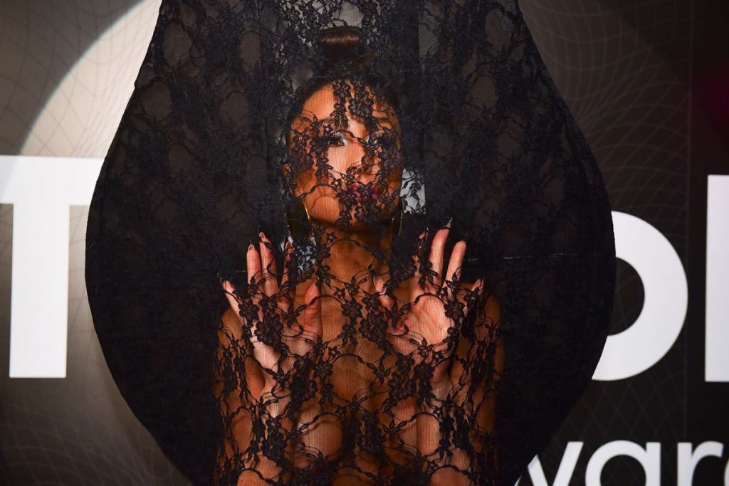 Sabrina Sato com look rendado transparente