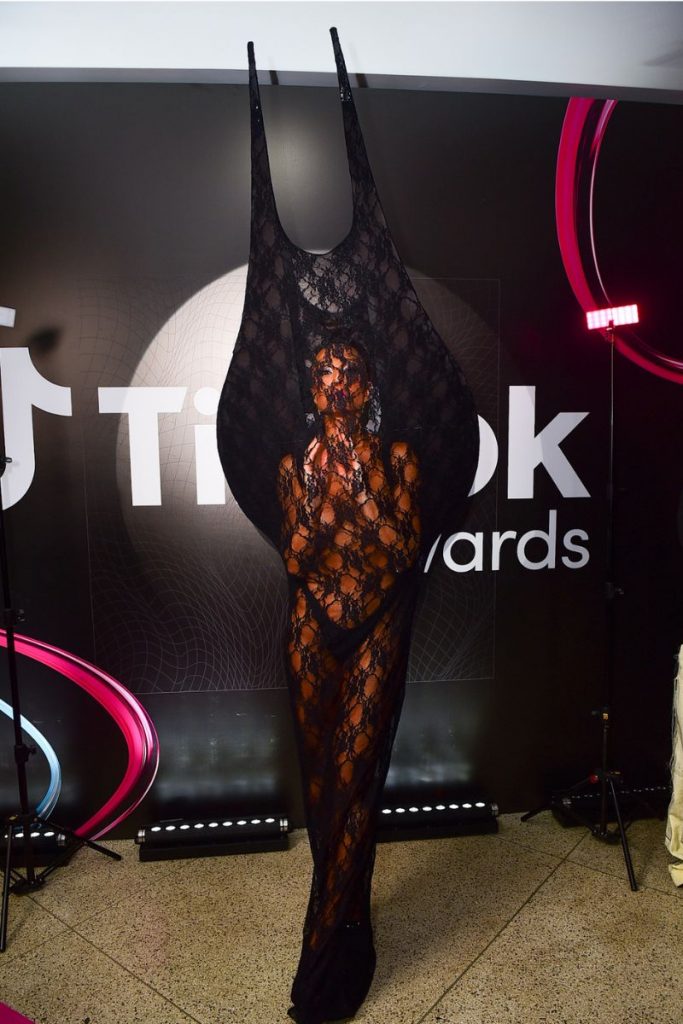 Sabrina Sato com look rendado transparente