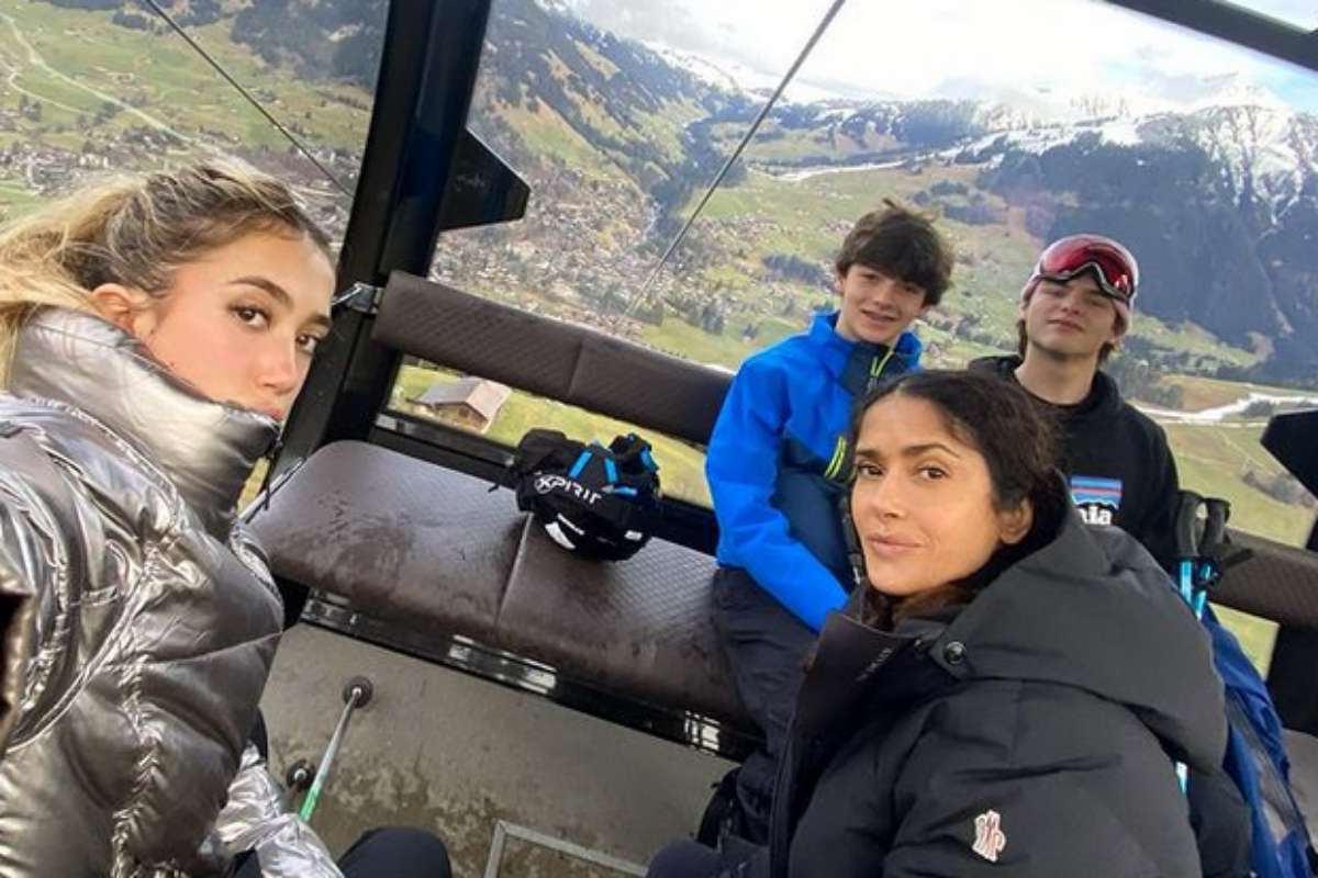 Salma Hayek buscando neve em família