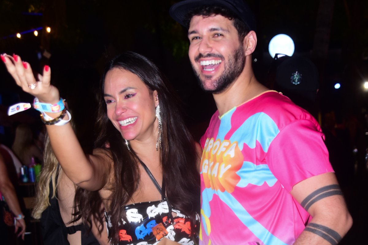 rodrigo mussi e sarah andrade sorridentes na farofa da gkay