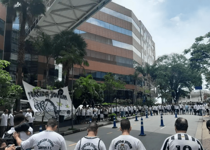 Torcedores do Santos fazem vigília por Pelé em frente ao Hospital Albert Einstein