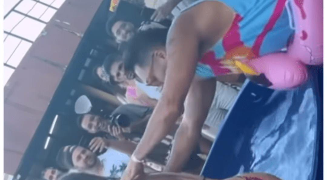 VÍDEO: Tirulipa é expulso da Farofa da Gkay após puxar biquínis de garotas