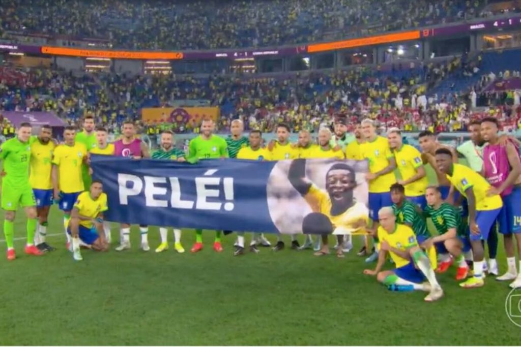 selecao-homenagem-pele-1024x683-3 Seleção brasileira estende faixa para Pelé no gramado