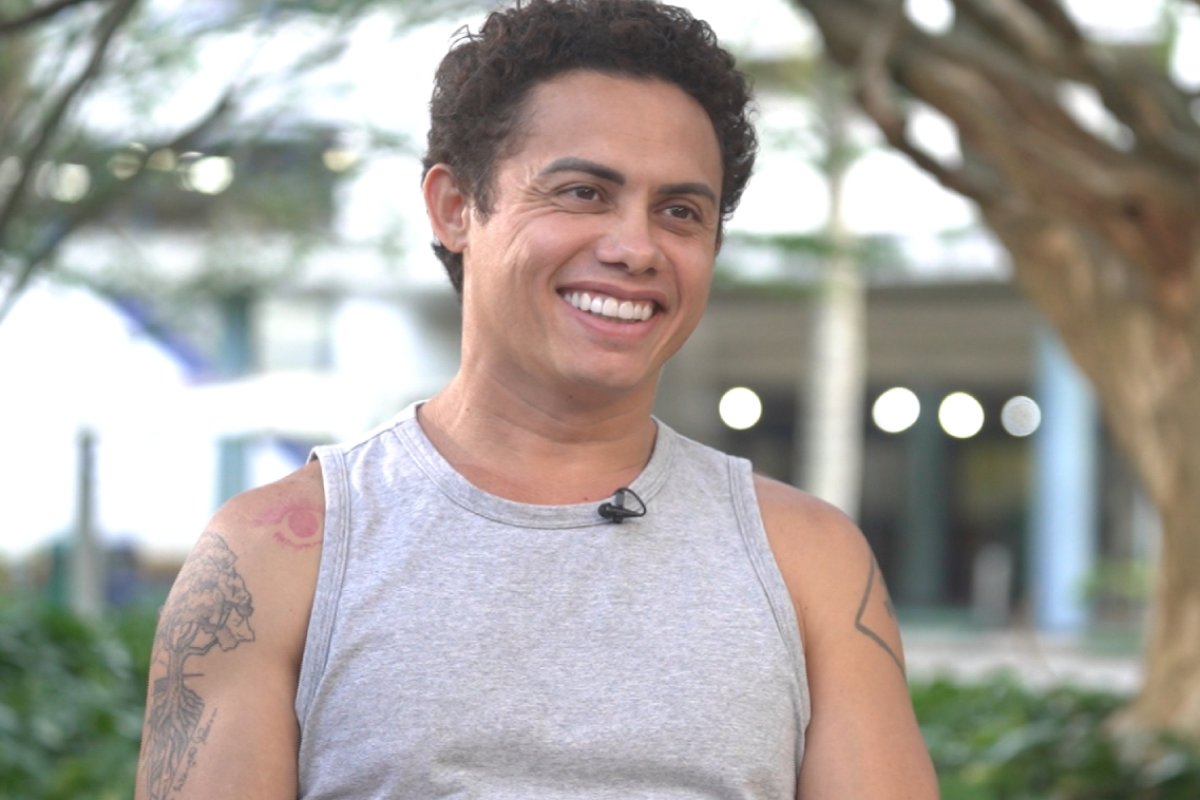 silvero pereira posando sorridente
