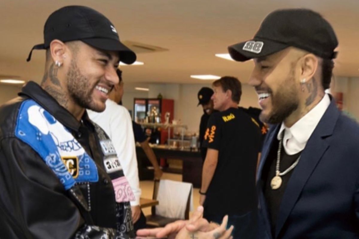 Neymar com seu sósia, apertando as mãos