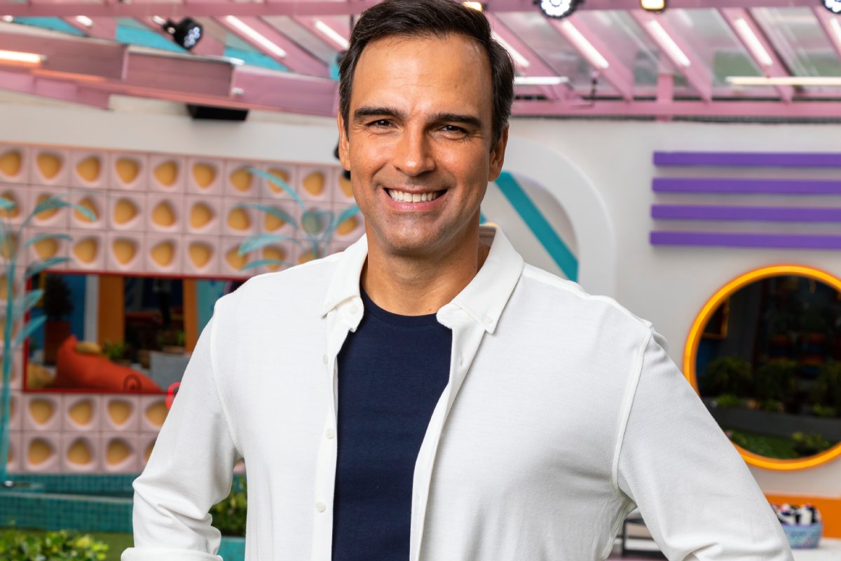 tadeu schmidt posando sorridente na casa do bbb