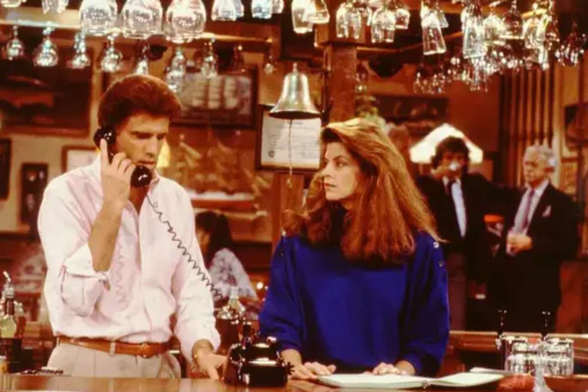 Ted Danson e Kirstie Alley em cena de Cheers