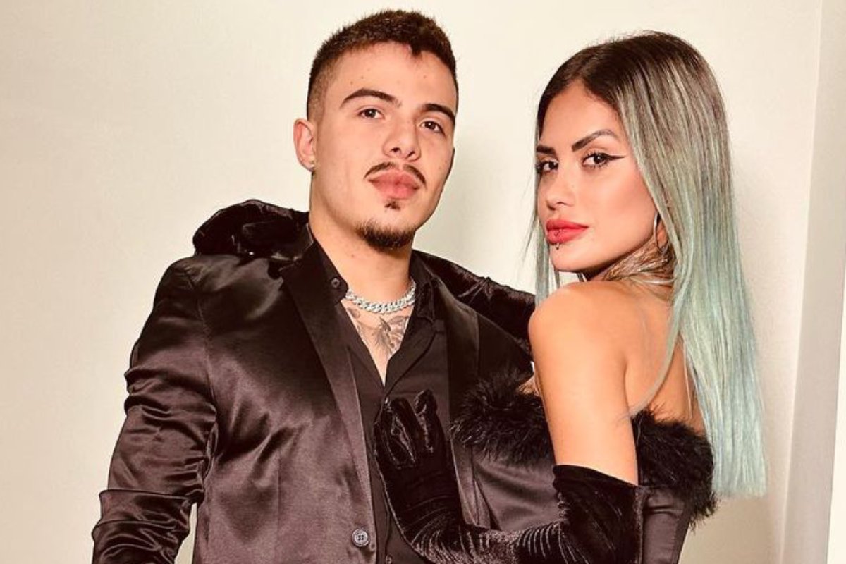 thomaz costa posando coladinho com tati zaqui usando look preto