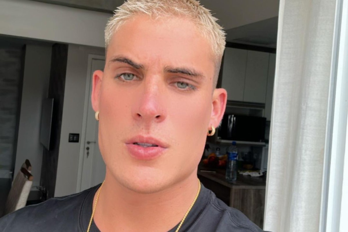 tiago ramos fazendo carão em selfie