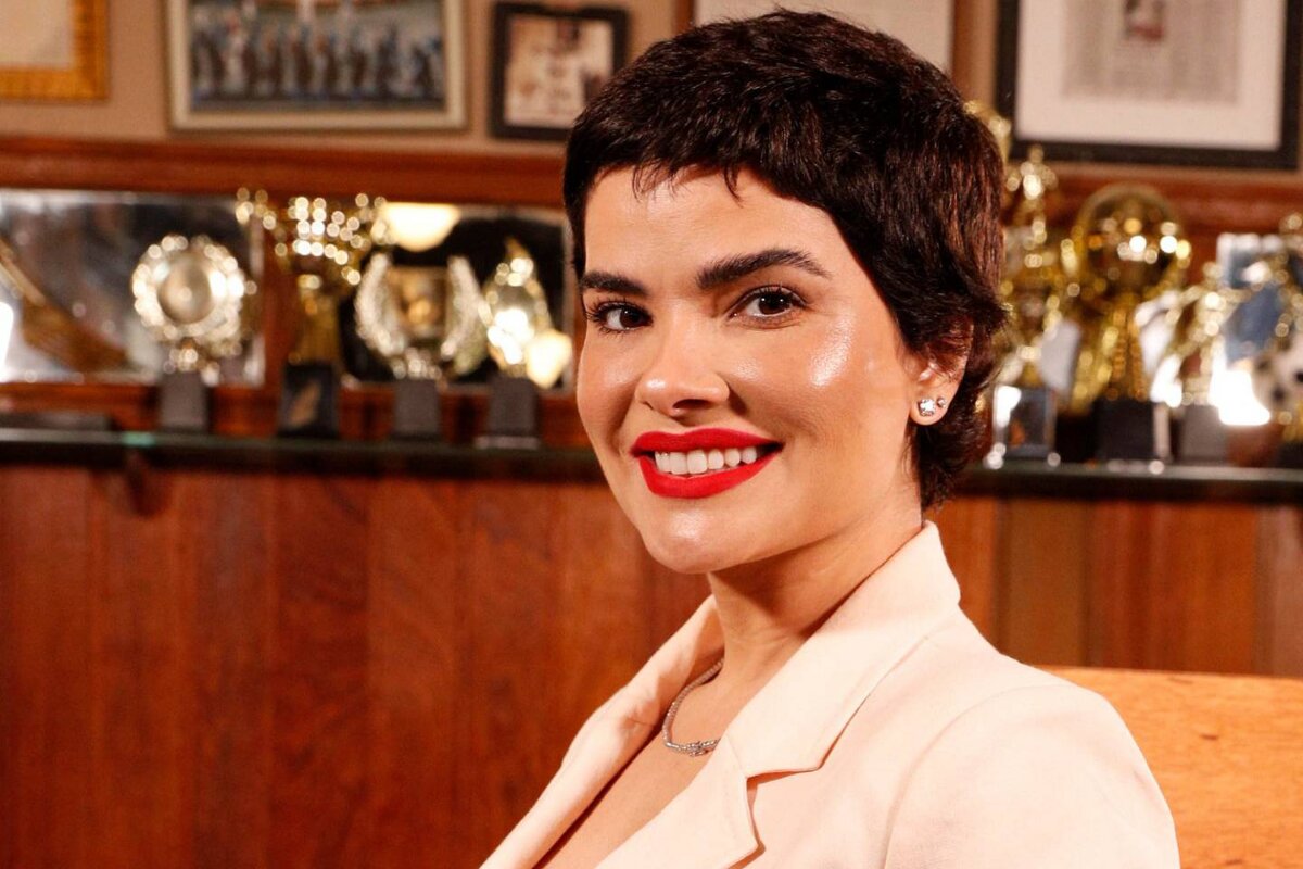 Vanessa Giácomo caracterizada como Leonor, de Travessia