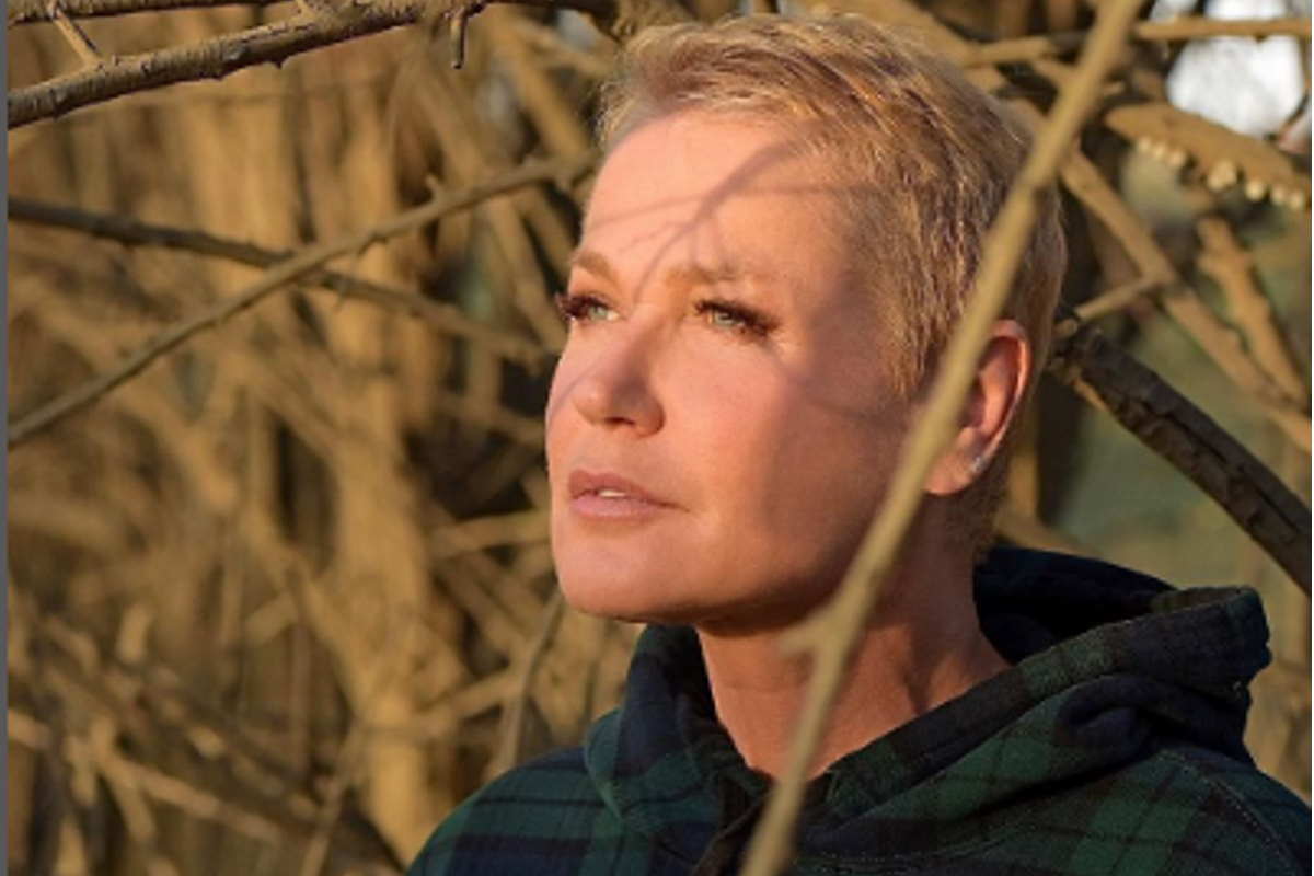 Xuxa pensativa