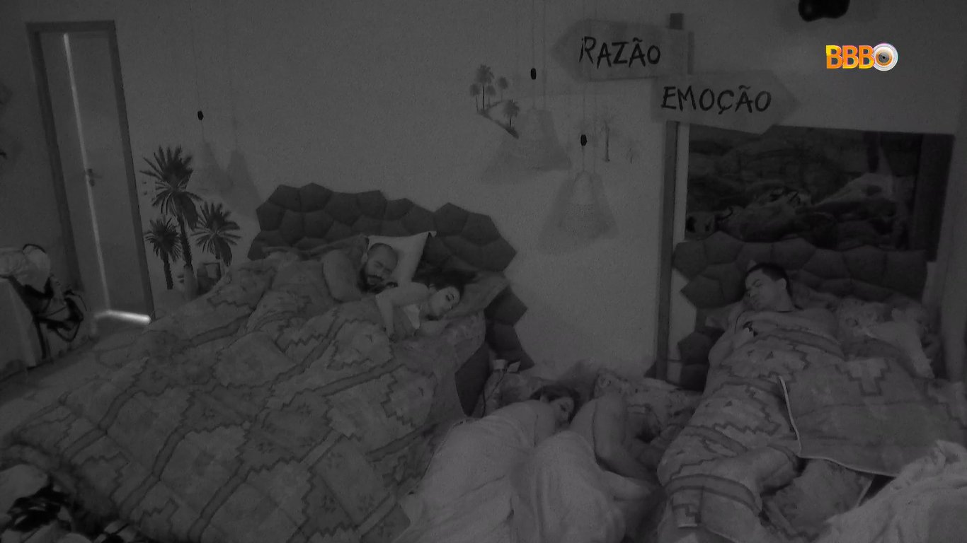 Clima quente! Bruna Griphao e Gabriel Tavares movimentam o edredom após beijos na festa