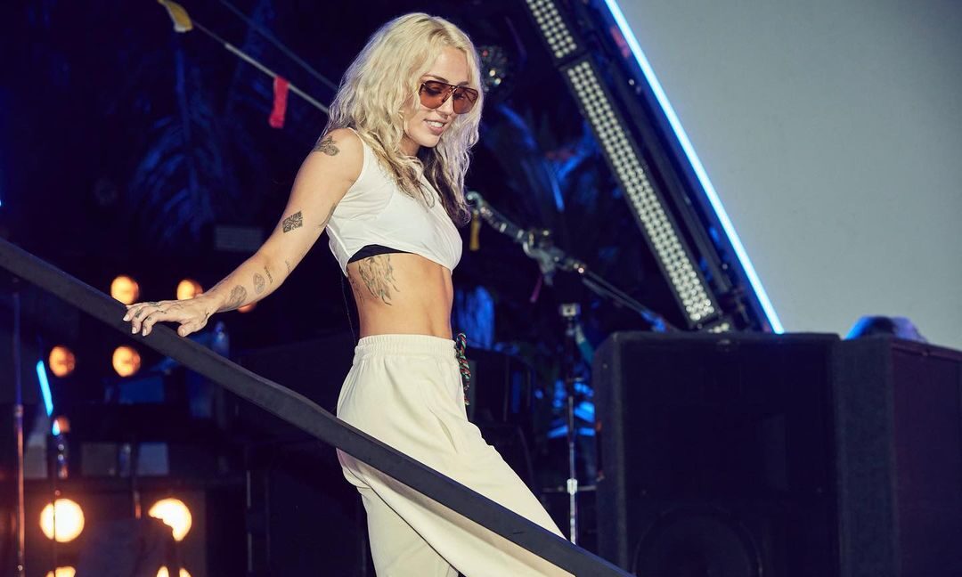 Miley Cyrus anuncia novo single, “Flowers” e libera prévia