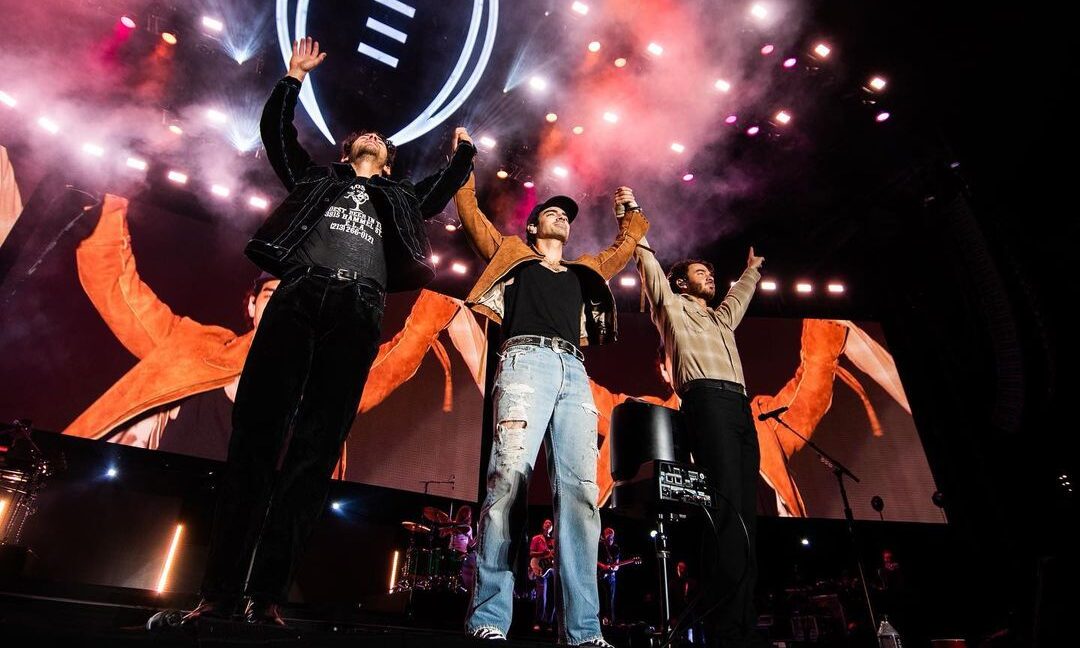 Jonas Brothers ganham estrela na Calçada da Fama e anunciam novo álbum