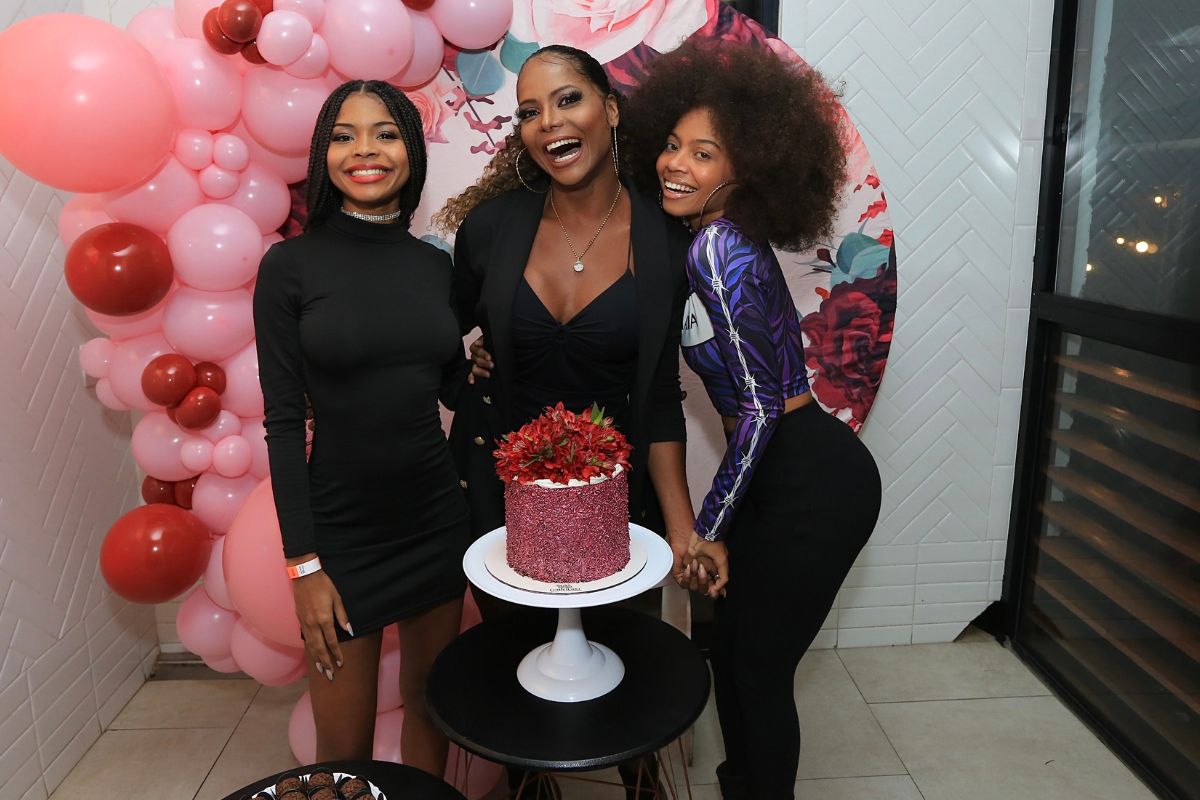 Adriana Bombom comemora aniversário de 49 anos ao lado das filhas Fofocas e Famosos Adriana Bombom comemora aniversário de 49 anos ao lado das filhas Fofocas e Famosos