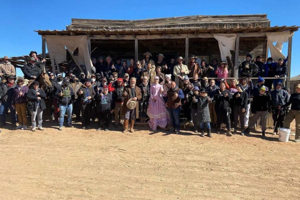 alec-baldwin-e-elenco-de-rust-grosby-group-1024x683-2 Alec Baldwin, elenco e equipe do filme Rust