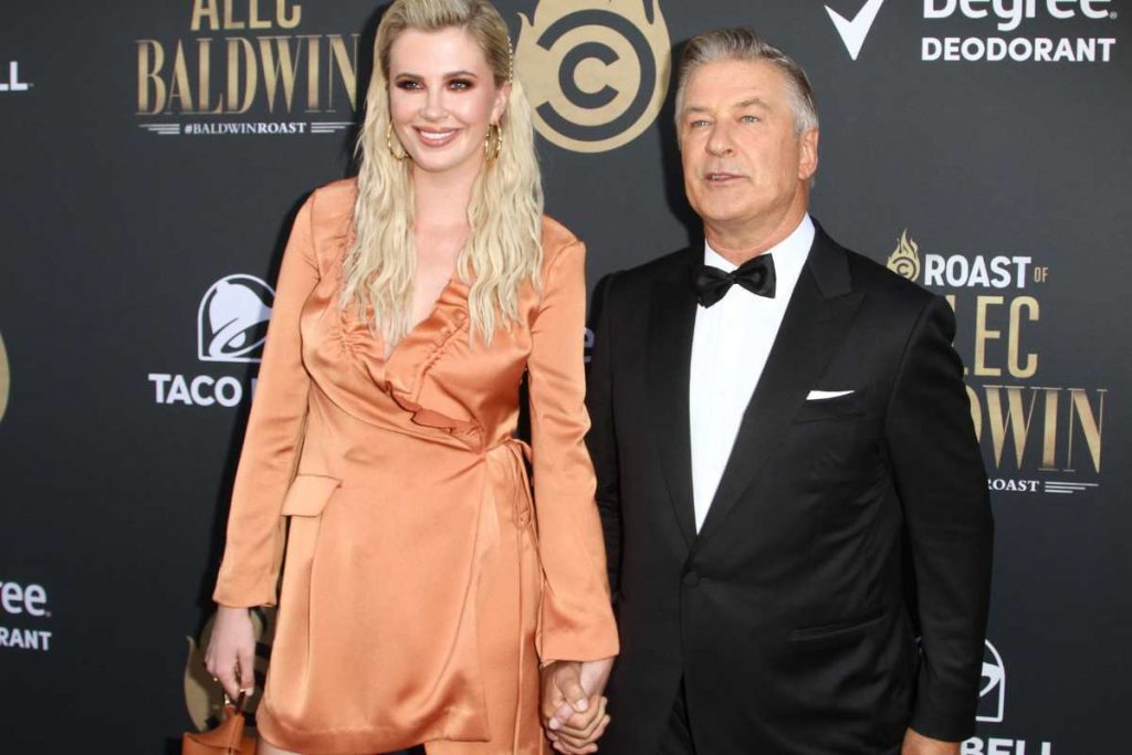 alec-baldwin-ireland-baldwin-grosby-group-1024x683-2 Alec Baldwin com a filha Ireland, do casamento com Kim Bassinger