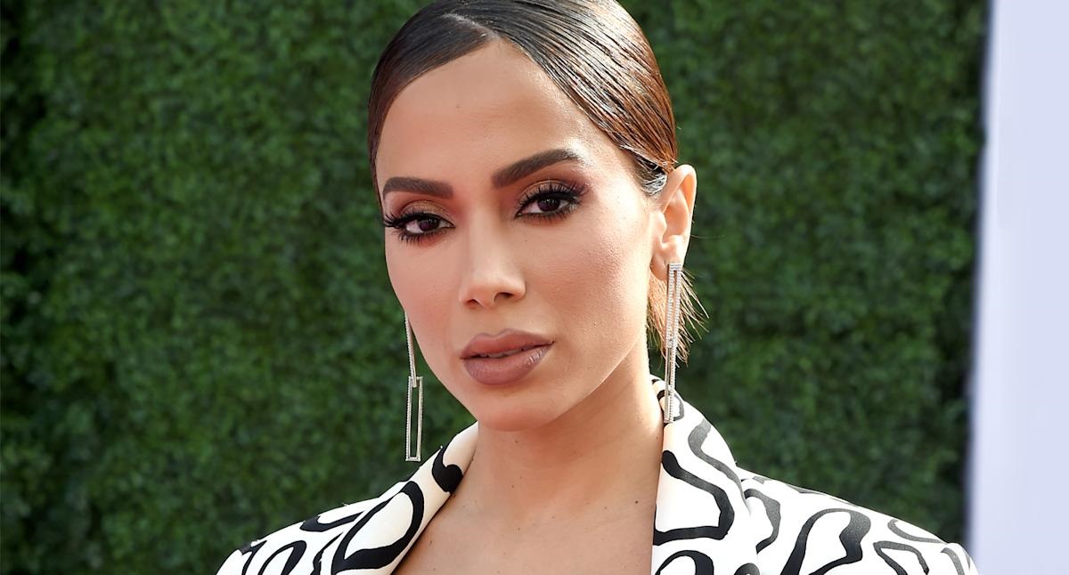 Anitta grava cena fazendo fazendo sexo oral para novo clipe; veja vídeo