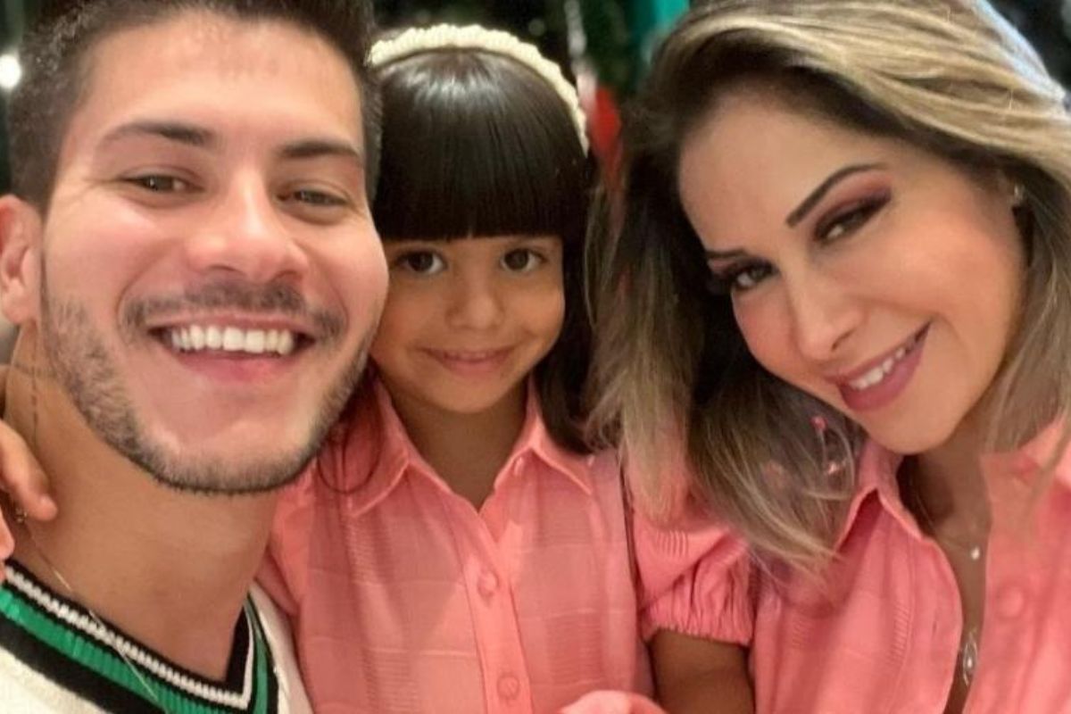 maira cardi e arthur aguiar com a filha