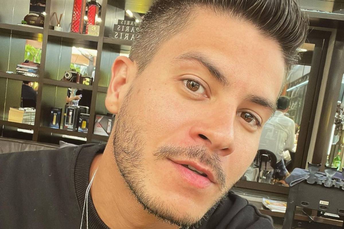 arrthur aguiar tirando selfie em restaurante
