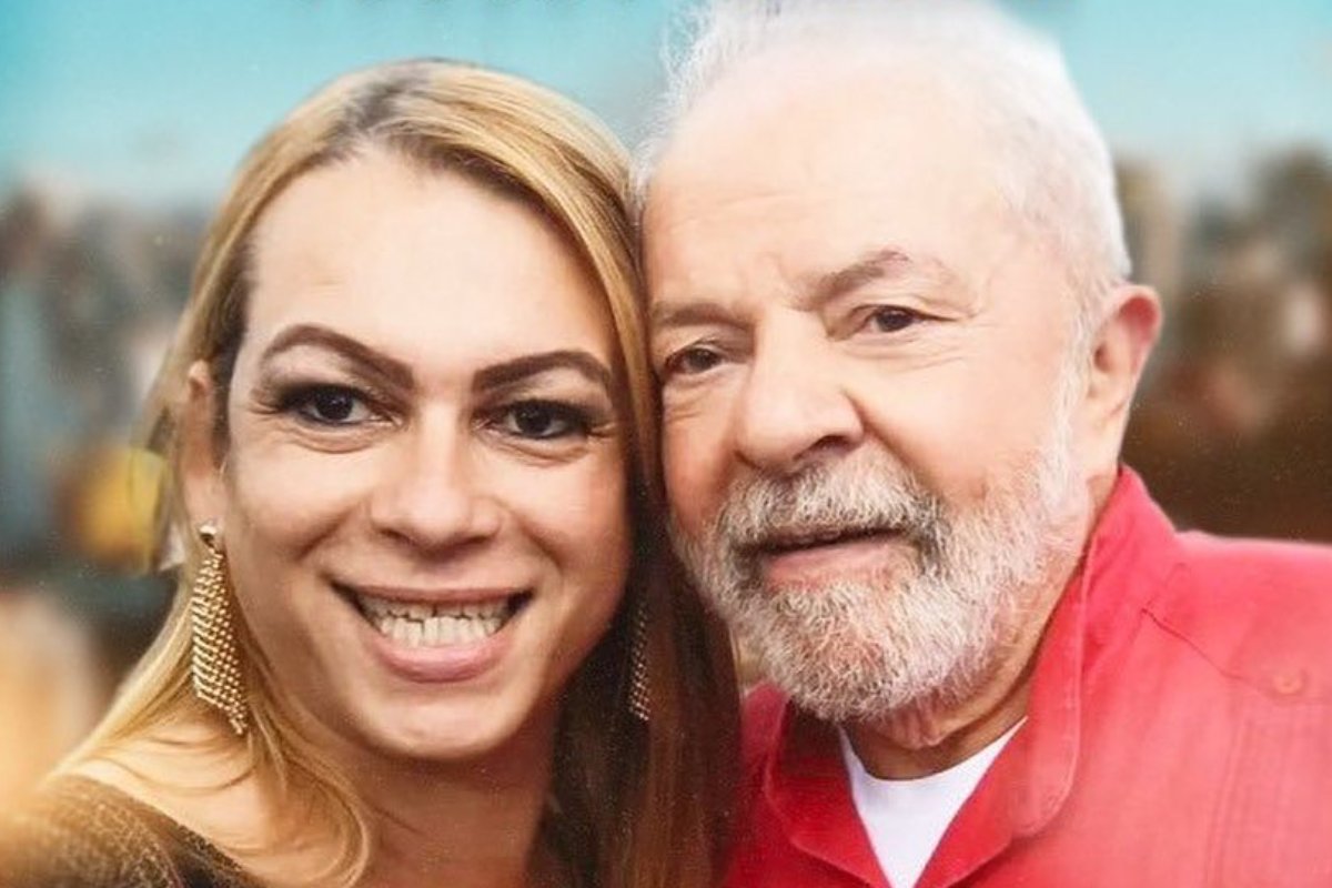 ativista symmy larrat posando com lula