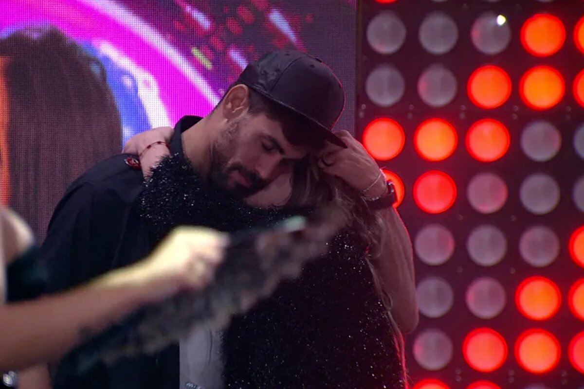 BBB23 Cara de Sapato e Amanda abraçados