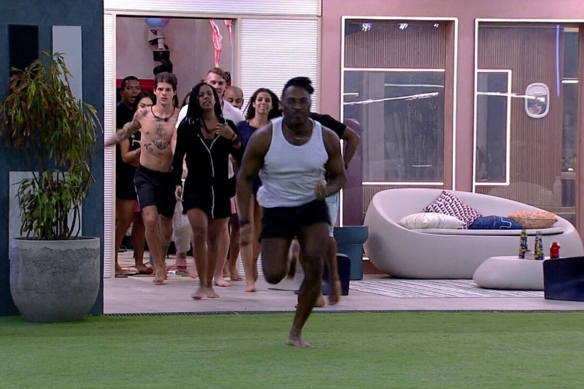 BBB23 Fred Nicácio corre pra atender o Big Fone