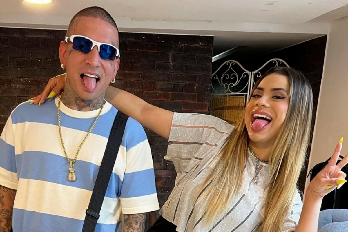 MC Guimê de óculos escuros, com Lea, ambos com a íngua pra fora
