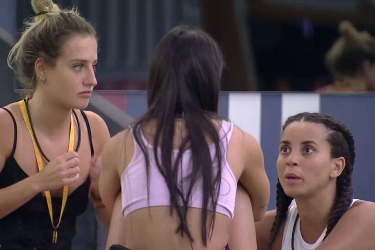 Domitila conversa com Bruna e Larissa