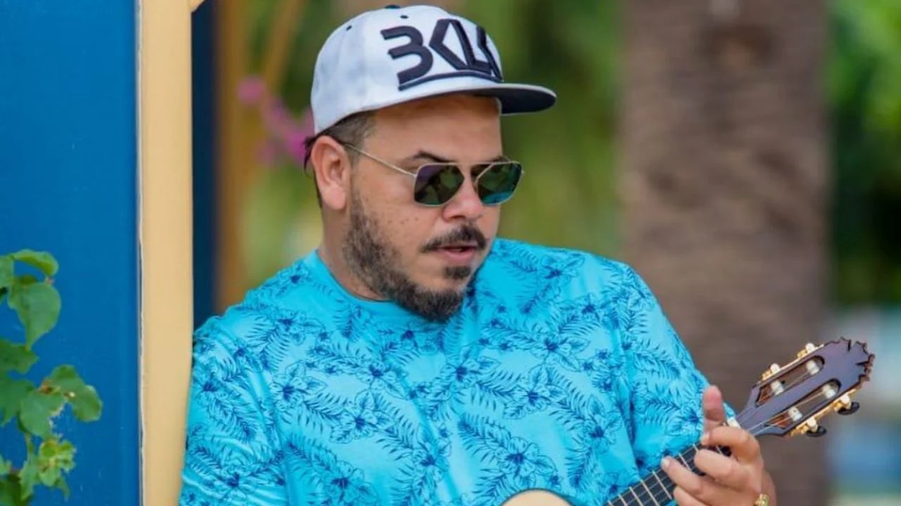 Vocalista do grupo Bokaloka infarta durante show e está internado no Rio de Janeiro